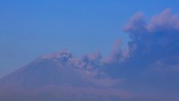 Diketahui, gunung ini sudah aktif sejak tahun 1994. Diperkirakan 25 juta orang tinggal dan menetap dalam radius 60 mil dari gunung berapi.