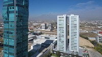 Kepulan asap Gunung Berapi Popocatepetl terlihat dari perkotaan di Puebla, Meksiko, Kamis (29/2/2024).