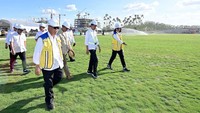 Ini momen saat Jokowi meninjau lapangan upacara berikut Istana Presiden di kawasan Ibu Kota Nusantara (IKN), Kabupaten Penajam Paser Utara, Provinsi Kalimantan Timur, Kamis (29/2/2024).
