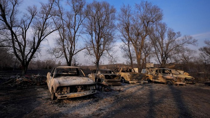 Penampakan Mobil-mobil Hangus dalam Kebakaran Hutan di Texas A business was destroyed by the Smokehouse Creek Fire, Thursday, Feb. 29, 2024, in Stinnett, Texas. A wildfire spreading across the Texas Panhandle has become the largest in state history. (AP Photo/Julio Cortez)