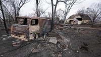 Sebuah bisnis dan mobil-mobil hancur akibat kebakaran hutan di Stinnett, Texas, Kamis (29/2/2024). Kebakaran hutan yang menyebar di Texas Panhandle telah menjadi yang terbesar dalam sejarah negara bagian tersebut.