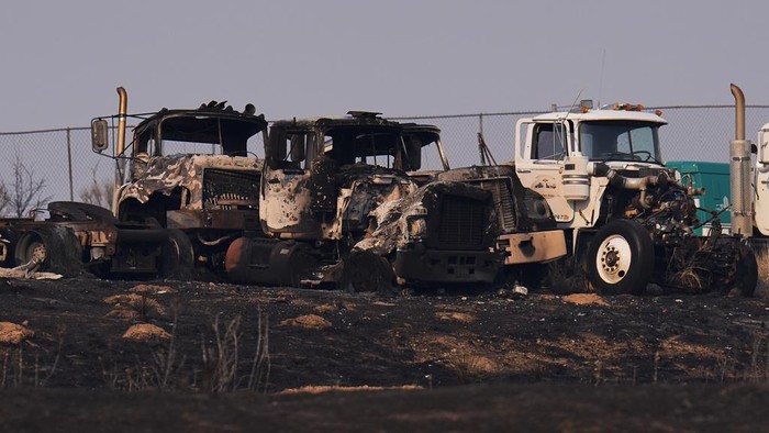 Penampakan Mobil-mobil Hangus dalam Kebakaran Hutan di Texas A business was destroyed by the Smokehouse Creek Fire, Thursday, Feb. 29, 2024, in Stinnett, Texas. A wildfire spreading across the Texas Panhandle has become the largest in state history. (AP Photo/Julio Cortez)