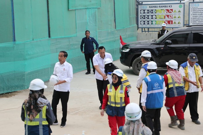 Menteri Agraria dan Tata Ruang (ATR)/ Kepala BPN Agus Harimurti Yudhoyono (AHY) bersama beberapa Menteri mendampingi Presiden Joko Widodo (Jokowi) mengecek progres pembangunan Ibu Kota Nusantara (IKN). AHY sempat satu mobil dengan Jokowi.