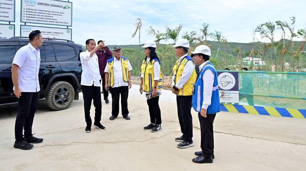 Menteri Agraria dan Tata Ruang (ATR)/ Kepala BPN Agus Harimurti Yudhoyono (AHY) bersama beberapa Menteri mendampingi Presiden Joko Widodo (Jokowi) mengecek progres pembangunan Ibu Kota Nusantara (IKN). AHY sempat satu mobil dengan Jokowi.