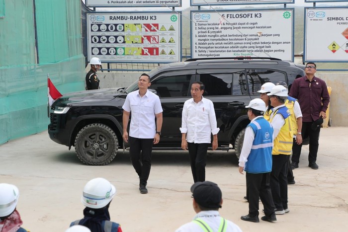 Menteri Agraria dan Tata Ruang (ATR)/ Kepala BPN Agus Harimurti Yudhoyono (AHY) bersama beberapa Menteri mendampingi Presiden Joko Widodo (Jokowi) mengecek progres pembangunan Ibu Kota Nusantara (IKN). AHY sempat satu mobil dengan Jokowi.
