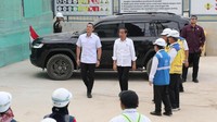 Usai turun dari mobil, Jokowi sempat berbincang dan jalan bersama AHY meninjau proyek IKN. Muchlis Jr-Biro Pers Sekretariat Presiden
