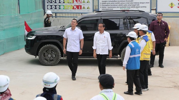 Menteri Agraria dan Tata Ruang (ATR)/ Kepala BPN Agus Harimurti Yudhoyono (AHY) bersama beberapa Menteri mendampingi Presiden Joko Widodo (Jokowi) mengecek progres pembangunan Ibu Kota Nusantara (IKN). AHY sempat satu mobil dengan Jokowi.