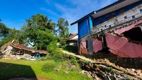 Dampak dari pergerakan tanah itu, delapan rumah dan satu sekolah ambruk. Serta 48 rumah lainnya terancam.  (Foto: Whisnu Pradana/detikJabar)