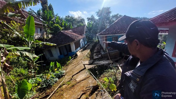 Melihat Dahsyatnya Pergerakan Tanah di Pelosok Bandung Barat