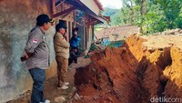Warga meminta segera ada solusi terkait nasib mereka yang saat ini menghabiskan waktu di pengungsian. (Foto: Whisnu Pradana/detikJabar)