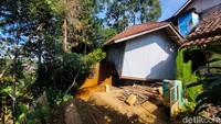 Sejumlah bangunan yang jadi rumah tinggal rusak akibat pergerakan tanah. Alhasil 192 warga diungsikan ke Islamic Center Masjid Agung Desa Cibedug. (Foto: Whisnu Pradana/detikJabar)