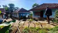 Pergerakan tanah melanda Kampung Cigombong, RT 04/13, Desa Cibedug, Kecamatan Rongga, Kabupaten Bandung Barat (KBB). (Foto: Whisnu Pradana/detikJabar)