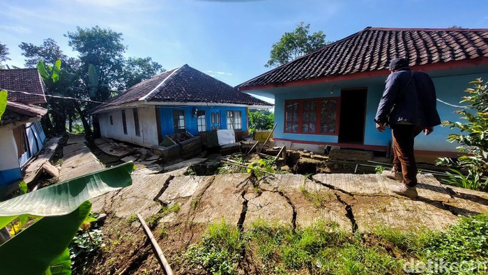 Pergerakan Tanah di Bandung Barat Pergerakan Tanah di Bandung Barat
