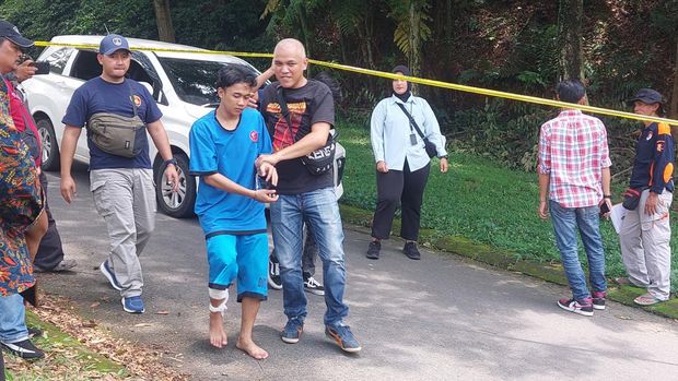 Polisi menggelar olah TKP pembunuhan wanita 'berselimut' di Banjar. Rekonstruksi dilakukan di kawasan Bogor yang jadi lokasi awal pembunuhan.