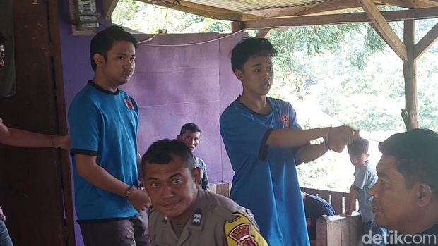 Polisi menggelar olah TKP pembunuhan wanita 'berselimut' di Banjar. Rekonstruksi dilakukan di kawasan Bogor yang jadi lokasi awal pembunuhan. (Solihin/detikcom)