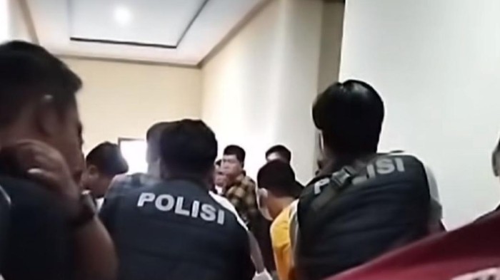 Polisi olah TKP di lokasi pegawai KPU Mateng ditemukan meninggal.