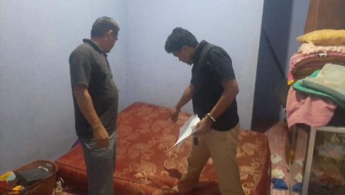 Polisi olah TKP lokasi istri potong kelamin suami di Muba.