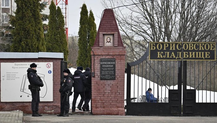 Polisi Rusia berjaga di kompleks pemakaman tempat jenazah Alexei Navalnya akan dimakamkan. (AP Photo)