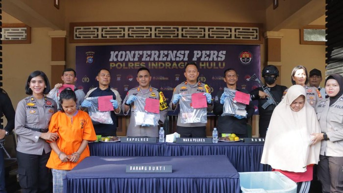 Polisi saat rilis kasus melibatkan Mak Gadi (Dok Polres Inhu)