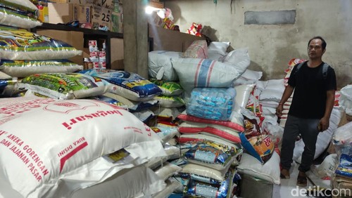 Polres Gianyar menggelar sidak harga beras di agen dan pengecer beras, Jumat (1/3/2024). (Dok Polsek Gianyar).