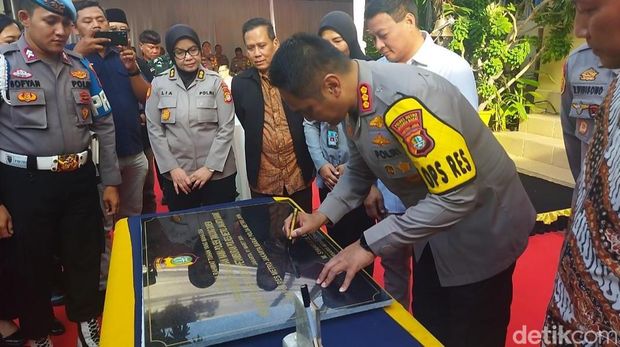 Kapolres Metro Jakarta Barat Kombes M Syahduddi meresmikan penggantian nama Polsek Tanjung Duren menjadi Polsek Grogol Petamburan.