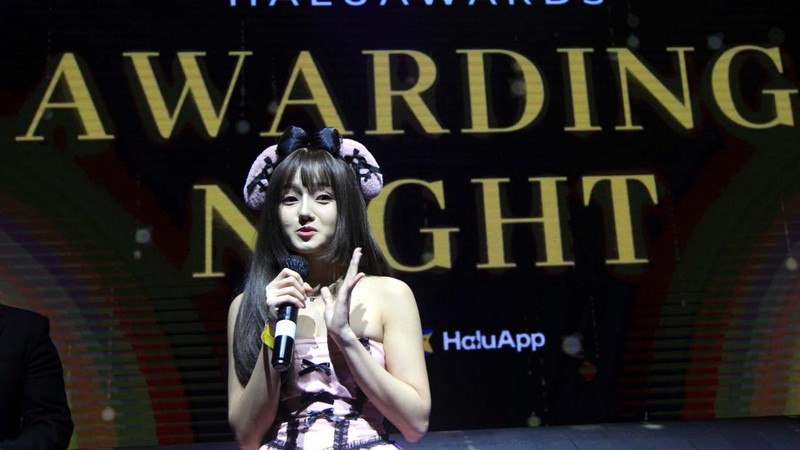 HaluAward Awarding Night 2023 : Co-Founder HaluApp Marcell Tee (kanan) didampingi Co-Founder Andree Wijaya memberi pemaparan disela acara puncak Anugerah HaluAward Awarding Night 2023, di Phoenix Club, Jakarta, Kamis (29/2/2024). HaluApp Awards merupakan ajang penghargaan bergengsi pertama di Indonesia untuk Cosplayer di bidang Anime, Comic, dan Gaming (ACG) yang di inisiasi oleh PT Wibu Sukses Bersama. Penyelenggaraan acara ini juga merupakan komitmen HaluApp untuk mendukung kreativitas Cosplayer Indonesia.