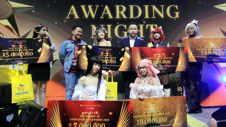 HaluAward Awarding Night 2023 : Co-Founder HaluApp Marcell Tee (kanan) didampingi Co-Founder Andree Wijaya memberi pemaparan disela acara puncak Anugerah HaluAward Awarding Night 2023, di Phoenix Club, Jakarta, Kamis (29/2/2024). HaluApp Awards merupakan ajang penghargaan bergengsi pertama di Indonesia untuk Cosplayer di bidang Anime, Comic, dan Gaming (ACG) yang di inisiasi oleh PT Wibu Sukses Bersama. Penyelenggaraan acara ini juga merupakan komitmen HaluApp untuk mendukung kreativitas Cosplayer Indonesia.