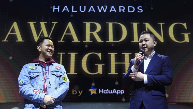 HaluAward Awarding Night 2023 : Co-Founder HaluApp Marcell Tee (kanan) didampingi Co-Founder Andree Wijaya memberi pemaparan disela acara puncak Anugerah HaluAward Awarding Night 2023, di Phoenix Club, Jakarta, Kamis (29/2/2024). HaluApp Awards merupakan ajang penghargaan bergengsi pertama di Indonesia untuk Cosplayer di bidang Anime, Comic, dan Gaming (ACG) yang di inisiasi oleh PT Wibu Sukses Bersama. Penyelenggaraan acara ini juga merupakan komitmen HaluApp untuk mendukung kreativitas Cosplayer Indonesia.