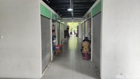 Saat detikJatim mengunjungi lokasi pasar tersebut, terlihat beberapa lapak pedagang yang tutup. Hanya beberapa yang buka.