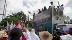 Potret Massa Gelar Aksi di Depan DPR Siang Ini