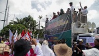 Massa menuliskan kritikannya lewat spanduk yang disediakan.  