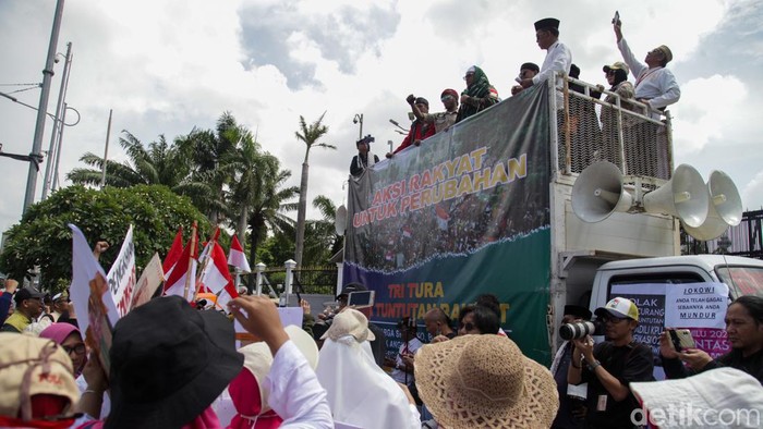 Massa yang menamakan diri Front Rakyat Semesta (FRS) menggelar demonstrasi di depan Gedung DPR. Mereka membentangkan poster berisikan tuntutan dan kritikan.