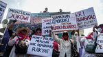 Potret Massa Gelar Aksi di Depan DPR Siang Ini