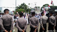 Sejumlah personel kepolisian menjaga jalannya demonstrasi.