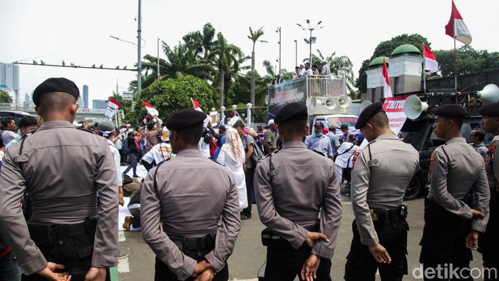 Massa yang menamakan diri Front Rakyat Semesta (FRS) menggelar demonstrasi di depan Gedung DPR. Mereka membentangkan poster berisikan tuntutan dan kritikan.