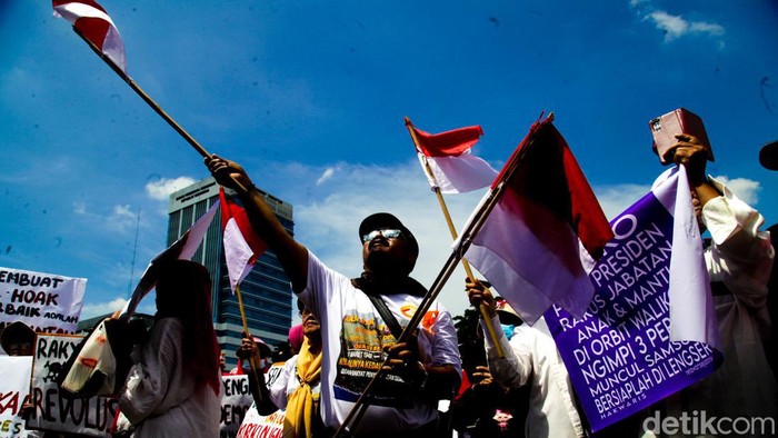 Massa yang menamakan diri Front Rakyat Semesta (FRS) menggelar demonstrasi di depan Gedung DPR. Mereka membentangkan poster berisikan tuntutan dan kritikan.