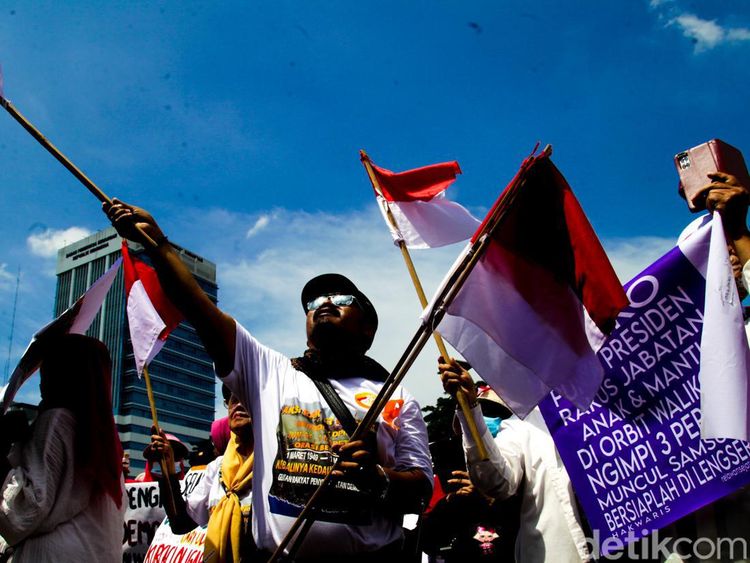 Potret Massa Gelar Aksi di Depan DPR Siang Ini