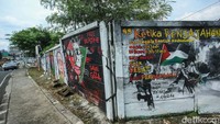Mural ini mengecam kekejaman Israel dan genosida yang terjadi di Gaza. 