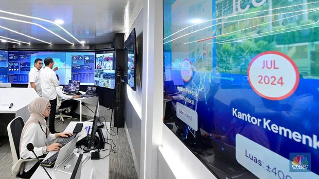 Presiden Joko Widodo (Jokowi) meninjau langsung pusat komando atau (command center) Ibu Kota Nusantara, Jumat (1/3/2024). Pusat komando ini terletak di hunian pekerja konstruksi IKN. (CNBC Indonesia/Emir Yanwardhana)