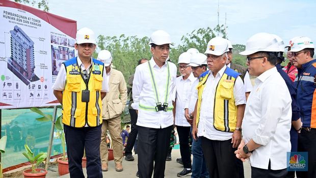 Presiden Joko Widodo (Jokowi) saat di Kawasan Ibu Kota Nusantara, Provinsi Kalimantan Timur pada Jumat, (1/3/2024). (CNBC Indonesia/Emir Yanwardhana)