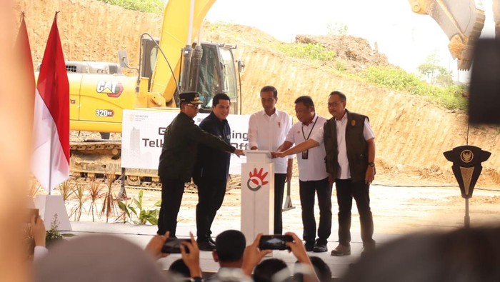 Presiden Jokowi meresmikan dimulainya pembangunan Telkom Smart Office di IKN.