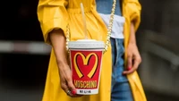 Tas dari Moschino satu ini juga mengusung konsep McDonalds. Tasnya ini berbentuk gelas minuman dengan logo Moschino yang mirip dengan McDonalds. Foto: site news
