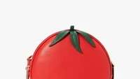 Tas juga bisa dibentuk menyerupai buah-buahan. Seperti tas dari Kate Spade yang berbentuk tomat dengan warna merah terang. Foto: site news