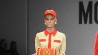 Moschino juga pernah mengeluarkan produk terbatas berupa tas bahu. Temanya dari McDonalds yang terdapat logo M dengan warna kuning merah yang mendominasi. Foto: site news