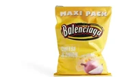 Balenciaga diketahui pernah merilis clutch dengan bentuk yang unik. Yaitu menyerupai kemasan keripik kentang berwarna kuning dengan varian keju dan bawang. Foto: site news