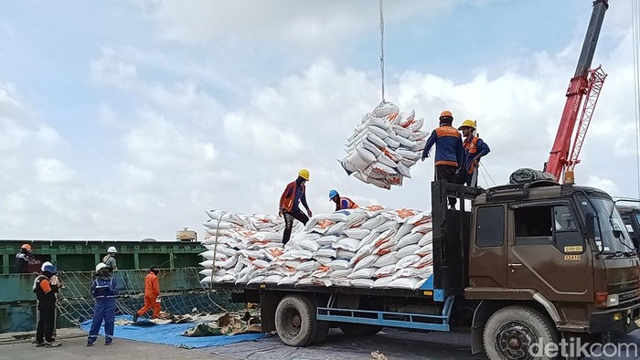 Proses bongkar muat beras impor dari Thailand di Pelabuhan Boom Baru Palembang.