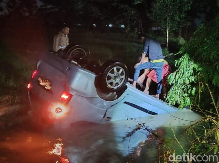 Proses evakuasi mobil tercebur sungai di jalan Wedi-Gantiwarno, Desa Gesikan, Kecamatan Gantiwarno, Kabupaten Klaten, Jumat (1/3/2024) malam.