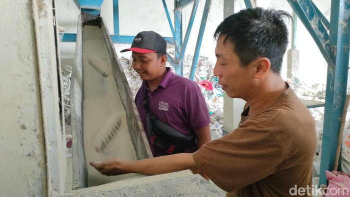 Proses penggilingan beras di Probolinggo.