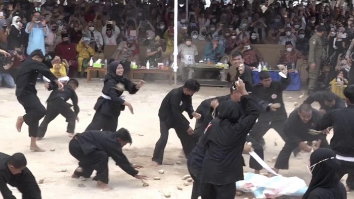 Proses perang ketupat, peserta anak pencak silat di Desa Tempilang, Babar.