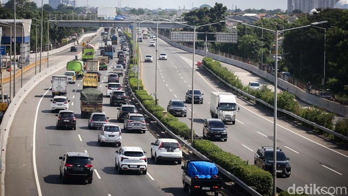 Sejumlah kendaraan melintasi tol Jakarta Outer Ring Road (JORR) di kawasan Ciledug, Jakarta Selatan, Jumat (1/3/2024). Direktur Jenderal (Dirjen) Bina Marga Kementerian Pekerjaan Umum dan Perumahan Rakyat (PUPR) Hedy Rahadian menyampaikan bahwa proyek pembangunan jalan tol Jakarta Outer Ring Road (JORR) Elevated Ruas Cikunir - Ulujami mulai konstruksi pada Februari atau Maret 2024.